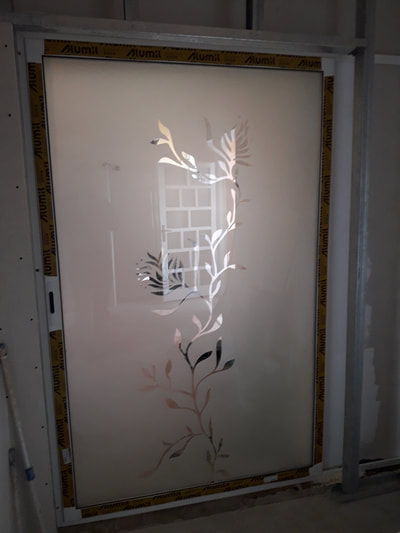 Ușă de interior cilisantă, din aluminiu cu sticla personalizată prin sablare. Model sticla Presonalizat. Ușă culisantă care intră în perete.