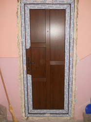 Ușă din PVC Gealan la  intrare în apartament.