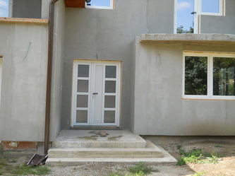 Ușă intrare dublă din profil Gealan la casă de locuit în Luduș.